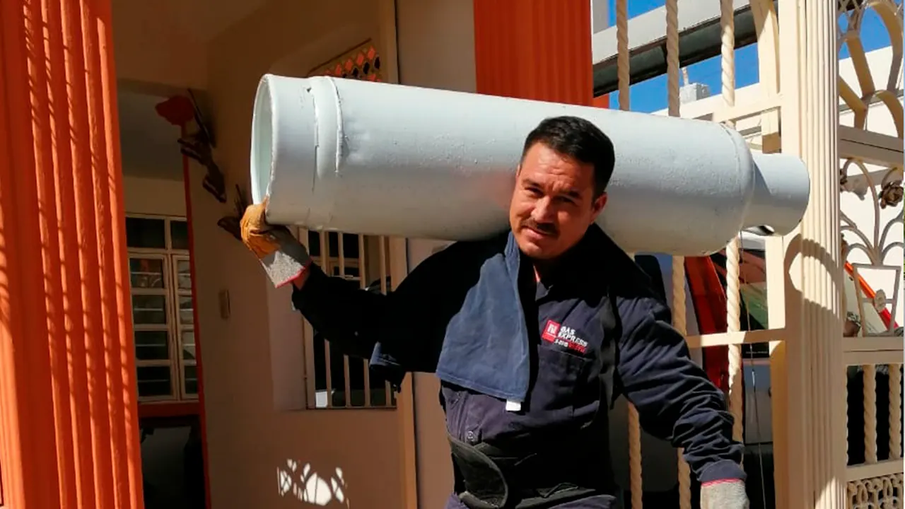 Repartidor de Gas Express Nieto cargando un cilindro de gas