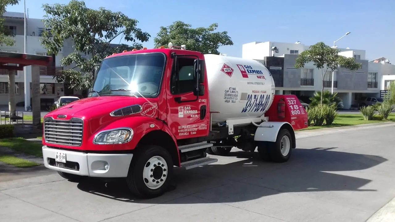 Pipa roja de Gas Express Nieto para gas estacionario