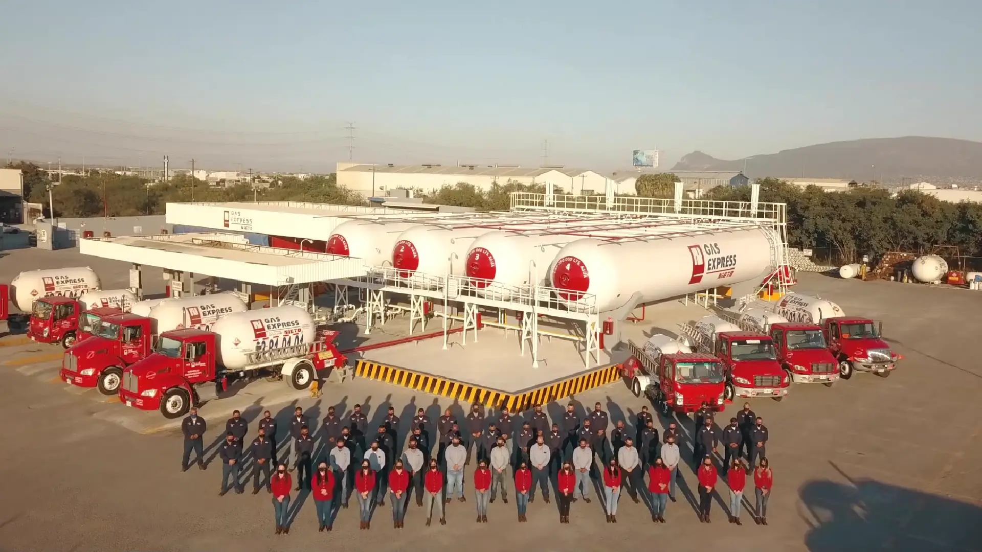 Flotilla de pipas y personal de Gas Express Nieto frente a la planta de gas