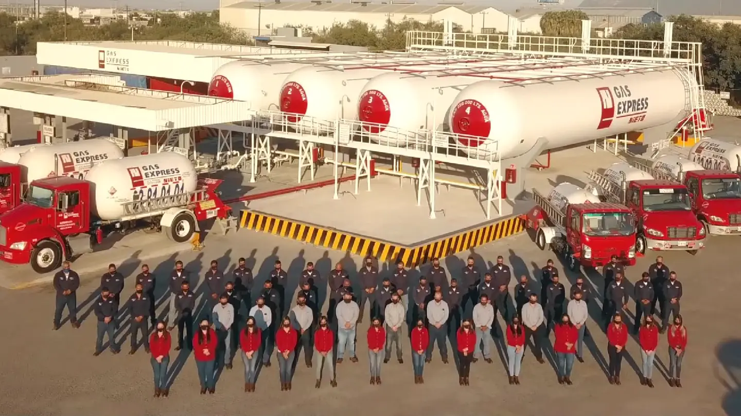Personal de Gas Express Nieto formado junto a la flotilla de pipas