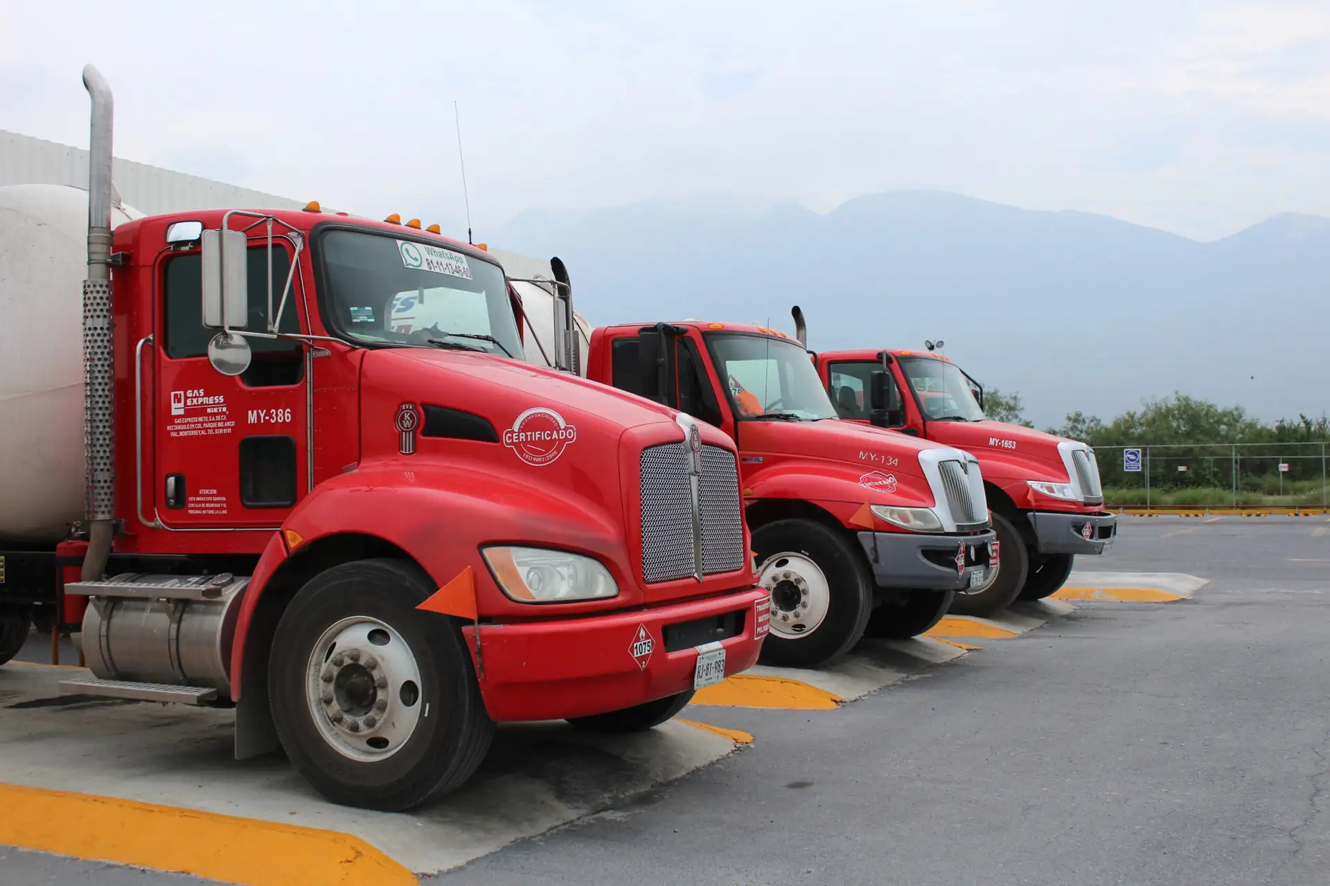 Pipas rojas de Gas Express Nieto estacionadas en la planta